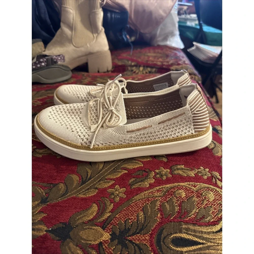 Women's Size 7.5 Sketchers Coastal Drive Sneakers